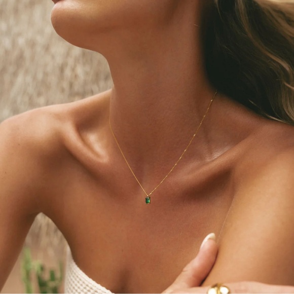 Atolea Emerald necklace and earrings - Picture 3 of 7